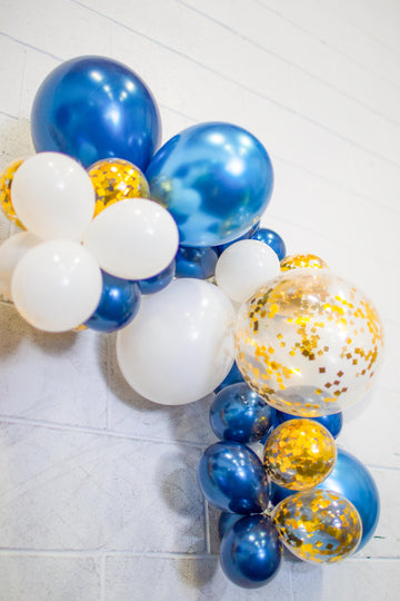 navy blue balloon arch